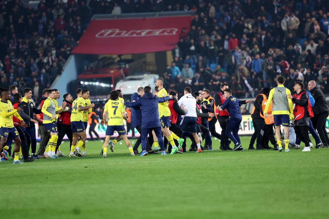 Trabzonspor-Fenerbahçe maçındaki olaylar dünya basınında! Geniş yankı uyandırdı! Yaşananları bu manşetle gördüler 7
